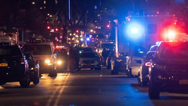 Oficial: 1 oficial murió y uno resultó gravemente herido en el tiroteo de Harlem