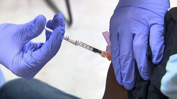 El alemán recibió 90 inyecciones de Kovit-19 para vender tarjetas de vacunas falsas a otros
