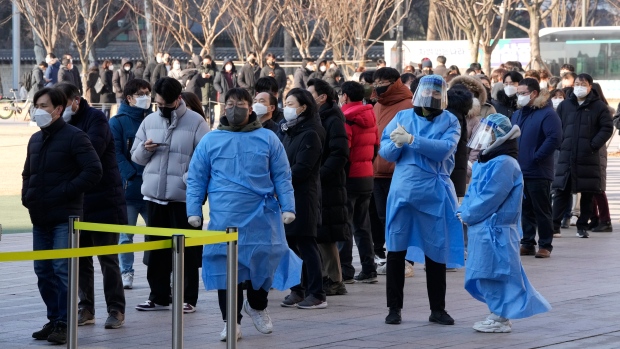Corea del Sur mantiene los límites de multitudes mientras Omicron causa un aumento de 25 veces