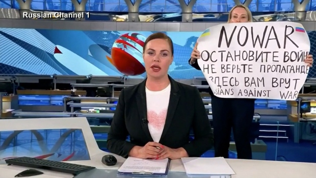 Антивоенный демонстрант в студии сорвал выпуск новостей российского государственного телевидения