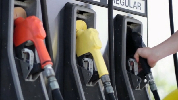 Los precios de la gasolina subirán 10 centavos para el viernes y pronto podrían llegar a $2 por litro: analista de la industria