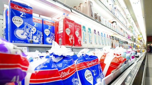 Les producteurs laitiers du Canada cherchent à augmenter les prix du lait pour la deuxième fois cette année, invoquant l’inflation