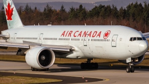 Two Air Canada planes were using the same runway in March 2020 without knowing, a report found. (Flikr)