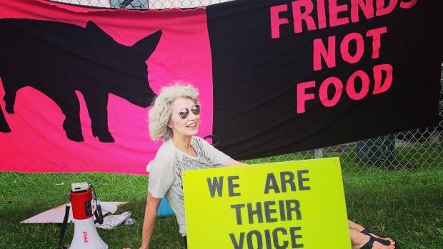 ‘Siempre la respetaré’: el esposo de una activista animal de Ontario presenta una demanda por su muerte