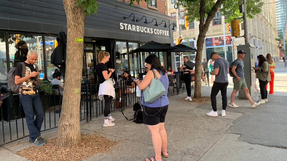 Rogers outage leaves people flocking to cafés for