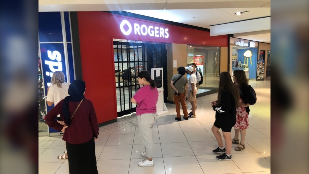 Quelle est la raison de la panne de Rogers et quand le service sera-t-il rétabli en Ontario?
