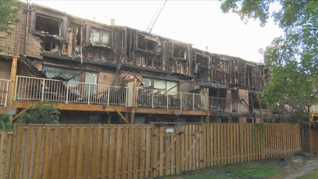 Un incendio durante la noche dañó severamente seis unidades en un complejo de casas adosadas de Richmond Hill