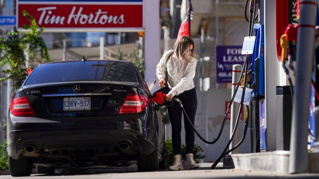 Gas prices in Ontario seeing ‘unprecedented’ decline