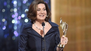 Lisa LaFlamme holds her award for best news anchor at the Canadian Screen Awards in Toronto on March 1, 2015. THE CANADIAN PRESS/Frank Gunn