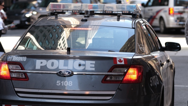 多伦多市中心发生的一起事故中，一名警察受伤，一名骑车人被逮捕