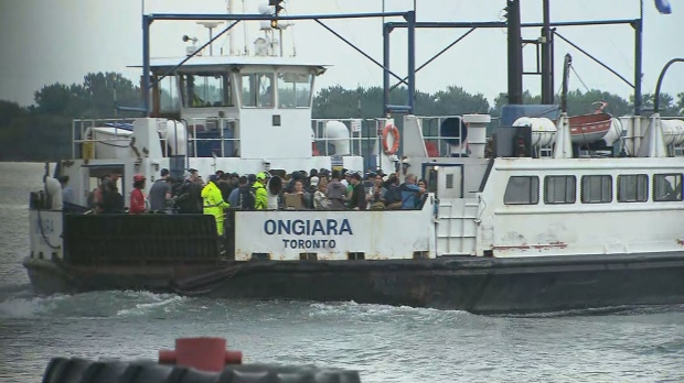 El servicio de ferry de la isla de Toronto se reanuda, pero solo parcialmente, después de que el ferry choca contra el muelle