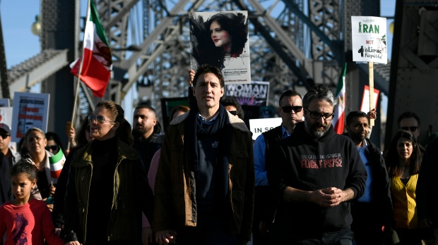 Trudeau se joint aux familles du vol 752 dans des manifestations massives au Canada contre le régime iranien