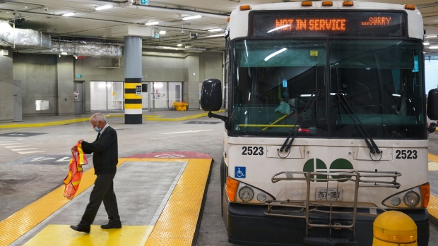 Les travailleurs de GO, y compris les opérateurs d’autobus, feront la grève lundi si aucune nouvelle entente n’est conclue avec Metrolinx