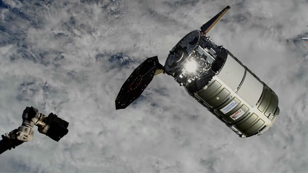 Vrachtschip arriveert bij ruimtestation ondanks opgestapelde zonnepanelen