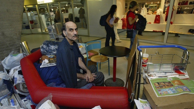 De Iraniër die de inspiratie vormde voor ‘The Terminal’ sterft op de luchthaven van Parijs