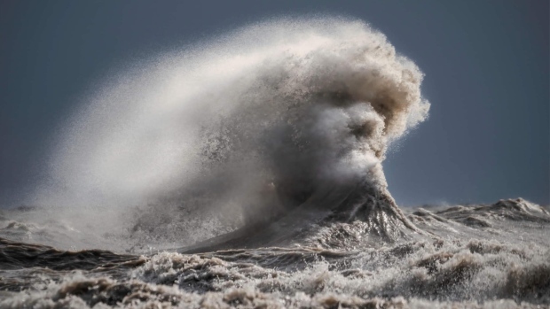Ontario photographer captures huge wave that looks like ‘the perfect face’