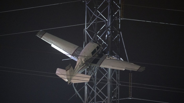 Pesawat kecil tersangkut kabel listrik di Maryland, tidak ada luka