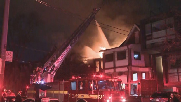 Los equipos combaten un incendio en una casa de dos alarmas en el centro