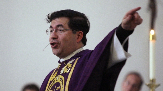 Le prêtre anti-avortement Pavone a suspendu son activisme en raison de messages blasphématoires