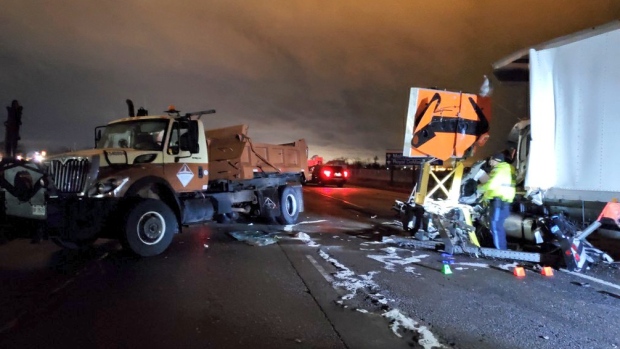 QWW con destino a Toronto cerró al oeste de St. Catharines después de que un camión atropellara a los trabajadores de la carretera