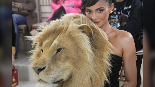 Kylie Jenner porte une fausse tête de lion à la Fashion Week de Paris