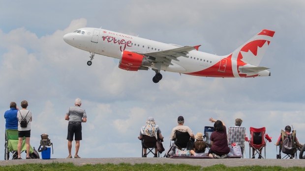 ¿Por qué Air Canada cobra más por maletas adicionales a Kingston, Jamaica?