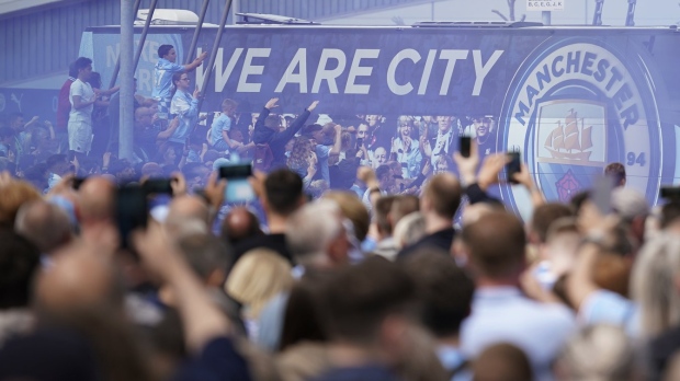 fans welcome Manchester City players