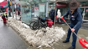 Volunteers on Dundas Street shovel a path to the streetcar on March 6, 2023 (Jun Nogami).
