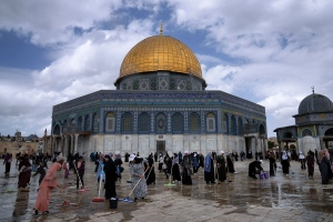 Palestinian volunteers clean the ground outside the Dome of Rock Mosque at the Al-Aqsa Mosque compound ahead of the Muslims holy month of Ramadan, in Jerusalem's Old City, Saturday, March 18, 2023. (AP Photo/Mahmoud Illean)