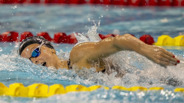 Summer McIntosh of Canada swims on her way to winning the women’s 400m freestyle in World Junior Record time at the FINA Swimming World Cup meet in Toronto on Friday, October 28, 2022. THE CANADIAN PRESS/Frank Gunn