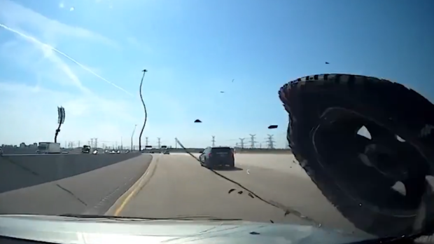 La OPP ha publicado un video dashcam de una rueda voladora que choca contra un vehículo en movimiento en una autopista de GTA.