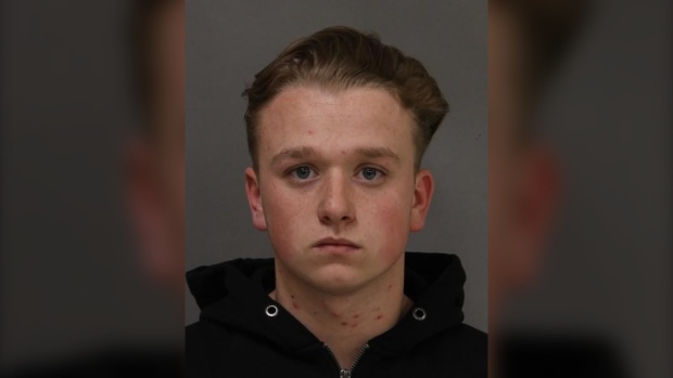 Un hombre de 18 años ha sido acusado de una estafa de techado que le costó a un propietario de Toronto casi $ 10K