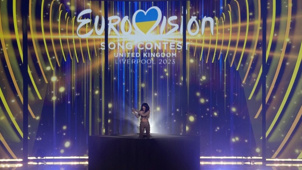 Швеция празднует победу на Евровидении.  Украинский дуэт бросает вызов после российского удара по их родному городу