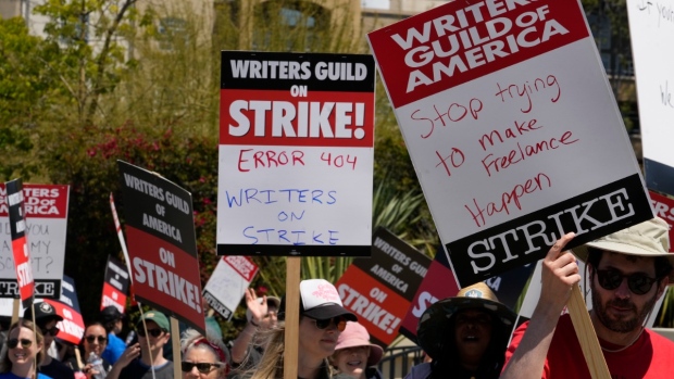 El fin de la huelga de escritores de Hollywood  CP24.com