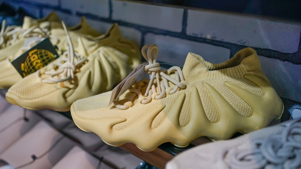 Adidas comenzará a vender su inventario de zapatillas Yeezy a finales de este mes.