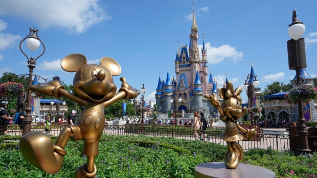 Las entradas gratuitas a Disney World son el último frente en la guerra entre los designados por Disney y DeSantis
