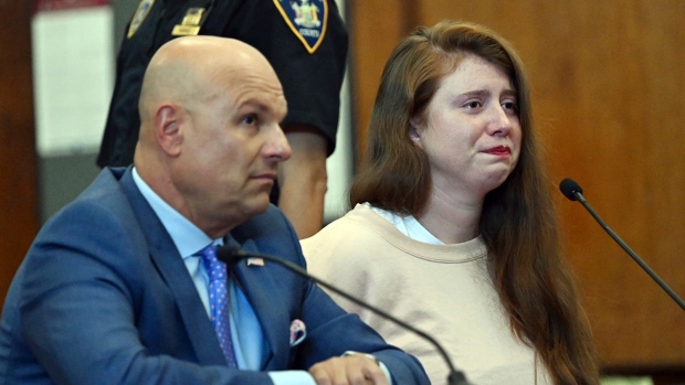 Une femme de 28 ans a plaidé coupable d’avoir poussé à mort un entraîneur de chant âgé de Broadway.
