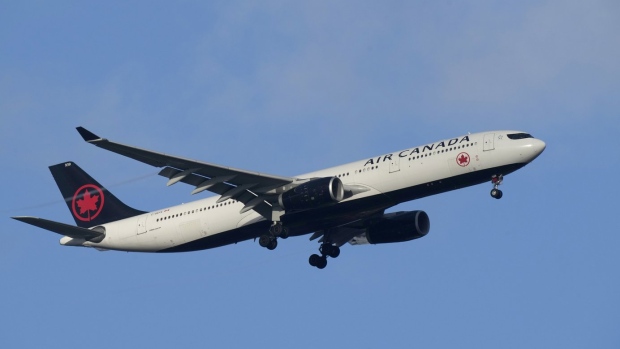 Air Canada przeprasza za wydalenie pasażerów w związku ze skargami dotyczącymi zabrudzonych wymiocinami siedzeń