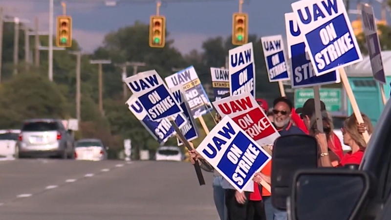 UAW workers picket.