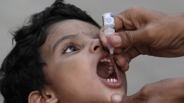 polio vaccine to a child Pakistan