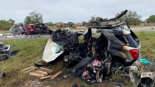 Las autoridades de Texas dijeron que ocho personas murieron en un accidente después de que la policía persiguiera a un presunto traficante de personas.