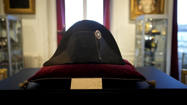 Un chapeau porté par Napoléon vendu 2,1 millions de dollars lors d’une vente aux enchères de la succession de l’empereur français
