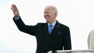 President Joe Biden waves before boarding Air Force One, Sunday, Nov. 26, 2023, at Nantucket Memorial Airport in Nantucket, Mass. Biden is returning to Washington after spending the Thanksgiving Day holiday in Nantucket with family. (AP Photo/Stephanie Scarbrough)