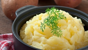 Mashed potatoes served in a dish. (Image by timolina)