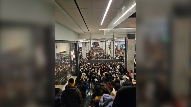 Han surgido vídeos de aglomeración masiva en Union Station de Toronto