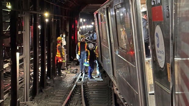 20 persone sono rimaste ferite in una collisione e deragliamento di un treno della metropolitana di New York
