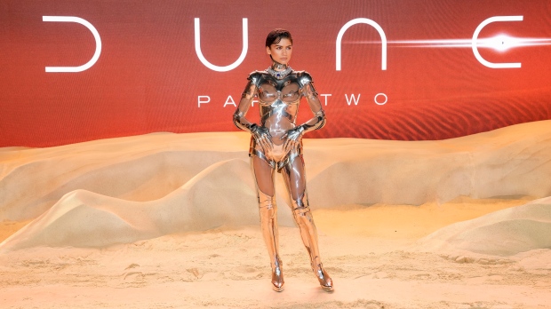 Zendaya olśniewa na światowej premierze filmu Dune: Część druga w srebrnym kostiumie cyborga w stylu vintage zaprojektowanym przez Muglera