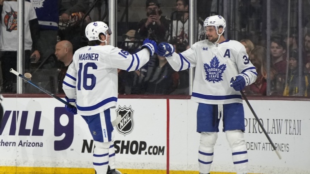 Auston Matthews celebrates with Mitchell Marner after scoring his 50th goal of the season, against the Arizona Coyotes Wednesday, Feb. 21, 2024, in Tempe, Ariz. (AP / Rick Scuteri)
