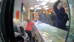 Armed suspects rob jewelry store in under 1 minute