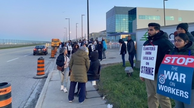 Pracownicy Gourmet Gate na lotnisku Pearson w Toronto strajkują